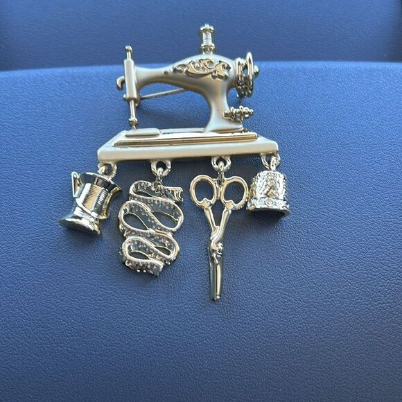 Danecraft Goldtone Metal Sewing Machine, Thread, Tape Measure, Scissors,  Brooch - Picture 4 of 4
